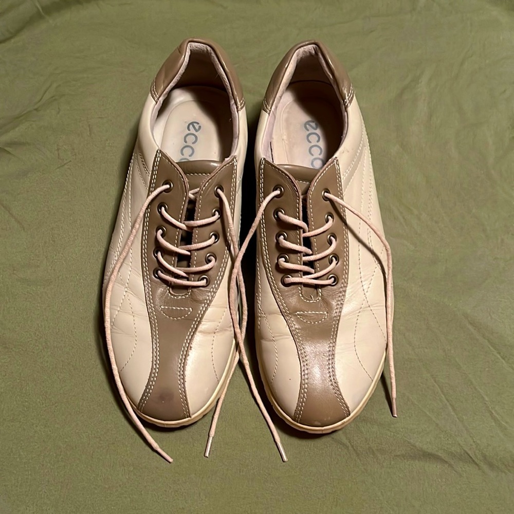 Ecco Leather Walking Shoe in Cream and Tan